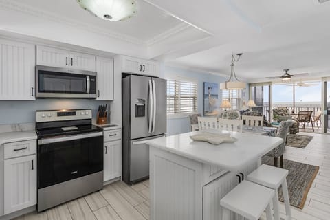 Condo, 2 Bedrooms | Private kitchen