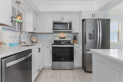Condo, 2 Bedrooms | Private kitchen