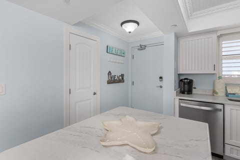 Condo, 2 Bedrooms | Private kitchen