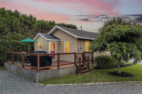 Overlook Cottage- Private deck with outdoor seating