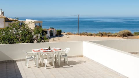 Enjoy al fresco dining on the spacious terrace, where the expansive sea view provides a perfect backdrop for every meal.
#Terrace #OutdoorDining #SeaView