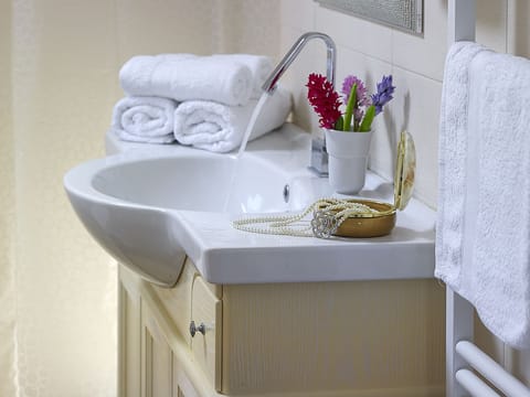 Family Suite, 2 Bedrooms, Sea View | Bathroom sink