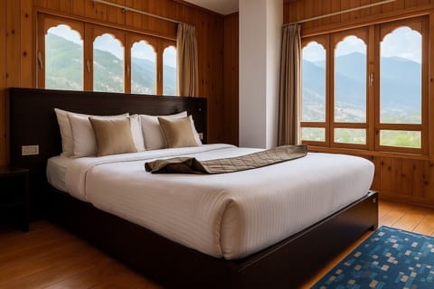 Deluxe Double Room | Hypo-allergenic bedding available, down comforters, Tempur-Pedic beds