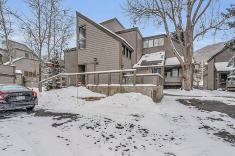 Minutes from the slopes & downtown, and with a bus stop connecting you to the FREE Park City routes steps away, endless adventures are at your fingertips from this condo.
