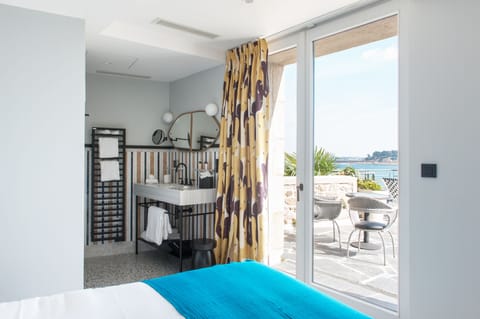 Premium bedding, down comforters, minibar, in-room safe