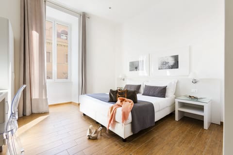 4 bedrooms, down comforters, minibar, in-room safe