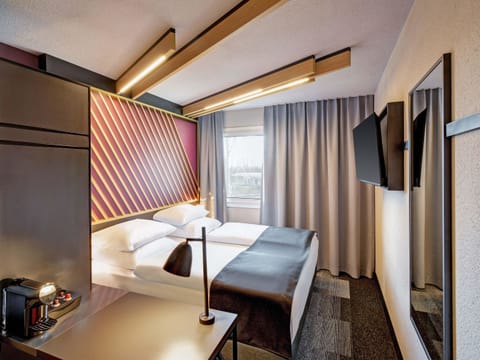 Blackout drapes, soundproofing, WiFi (free)