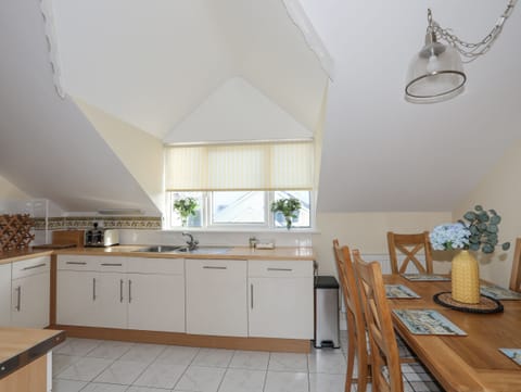 Cottage | Private kitchen | Fridge, dishwasher, electric kettle, toaster