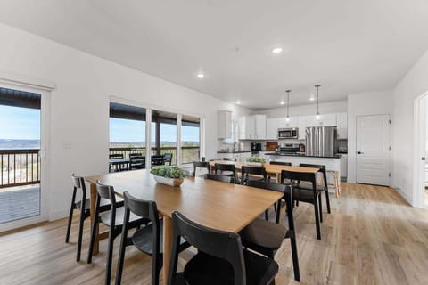 Lots of dining table space so you can all eat together.