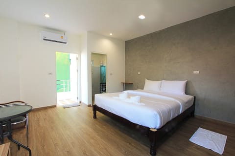 Superior Double Room | Desk, WiFi (free), bed sheets