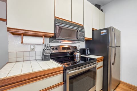 Condo, 1 Bedroom | Private kitchen | Fridge, oven