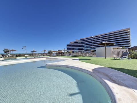 Los Flamencos has a large pool area, chill-out zone, gymnasium, kids play area, Spa, sports area, volleyball, bowls, bird hide, games room and communal garden.