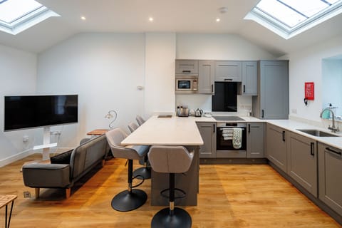 Standard Cottage | Private kitchen | Full-size fridge, microwave, oven, stovetop