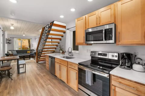 Full kitchen allows you to prepare great meals.