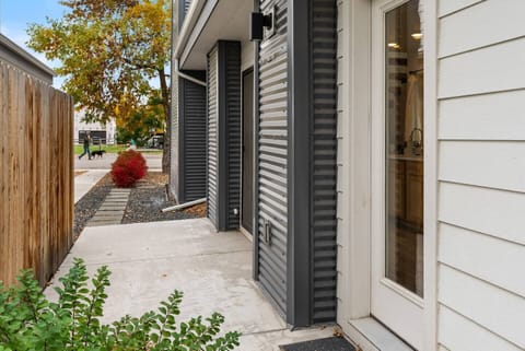 Fantastic walkable neighborhood, walk to coffee, restraunts and groceries.