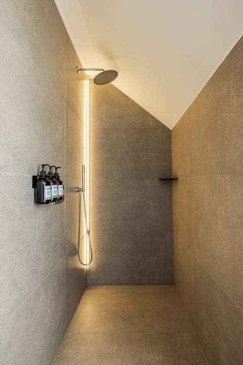 Deluxe Studio Suite | Bathroom | Shower, rainfall showerhead, hair dryer, towels