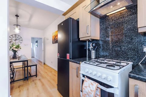 The fully equipped kitchen has everything you need for a long or short stay in Chester including a microwave, toaster, washing machine & plenty of storage.