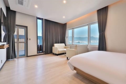 Signature Studio | Hypo-allergenic bedding, down comforters, individually decorated, desk