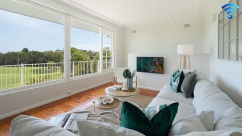 Adelong | Amazing View of Golf Course | Living Room| Smart TV