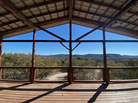 Canyon View - Awesome mountain range views. Private, 3 minutes to the Frio River, Concan location.