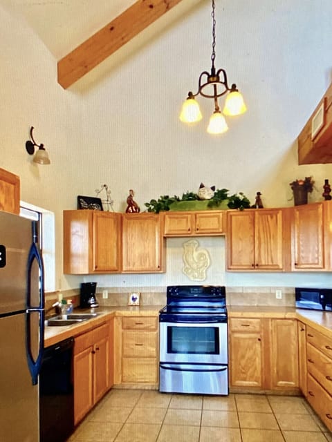 Canyon View - 30' vaulted ceiling in the kitchen.