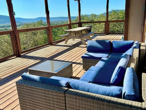 Canyon View - STUNNING mountain range views from your sofa.