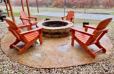 Comanche Hideout - 2024 new rock fire pit overlooking the Frio River.