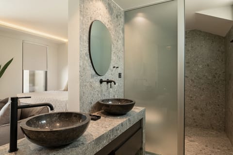 Deluxe Room, 1 King Bed | Bathroom | Slippers