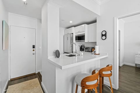 Large, Fully stocked kitchenette. 2 seater bar counter