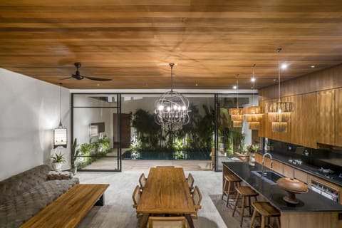 Deluxe Villa, 3 Bedrooms, Balcony, Pool View | Dining room