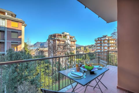 Family Apartment, Multiple Bedrooms (Alelù Classy And Chic Stresa Center) | Outdoor dining