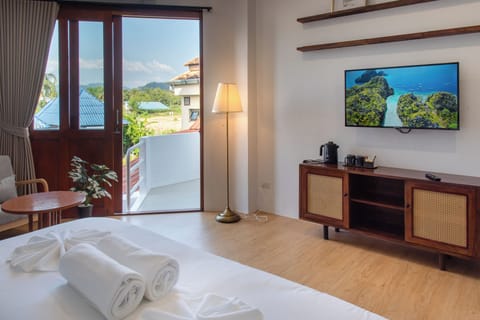 Superior Room, 1 King Bed, City View | Memory foam beds, desk, laptop workspace, free WiFi