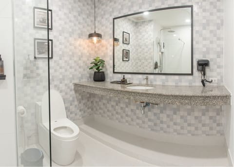 Senior Room, 1 King Bed | Bathroom | Shower, free toiletries, hair dryer, bidet