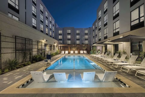 Outdoor pool, free cabanas, sun loungers