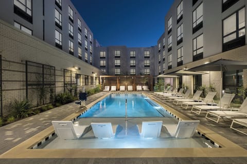 Outdoor pool, free cabanas, sun loungers