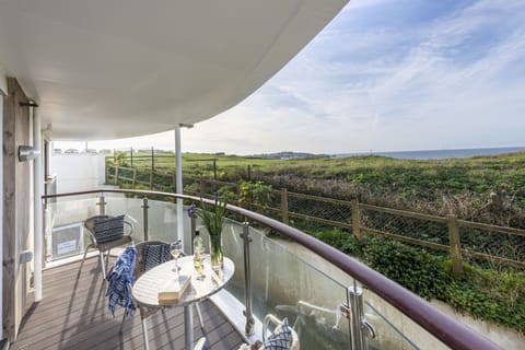 Furnished balcony with sea views - 10 Bredon Court