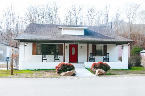 Adjacent to Gunter's Getaway, book your larger group at both properties!