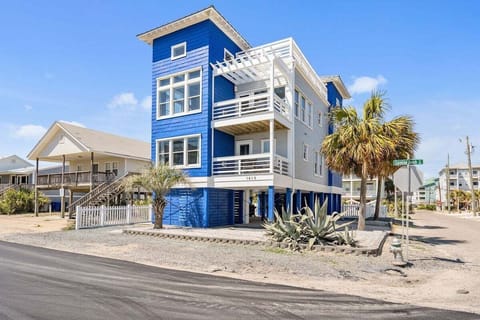 Spacious off-street parking for up to 8 vehicles makes this North Carolina beach condo perfect for large groups and multi-family stays.