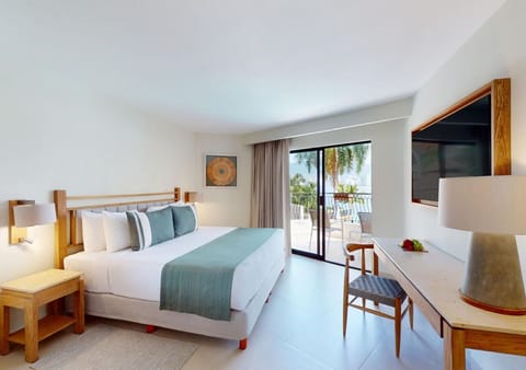 Deluxe Superior King | In-room safe, desk, blackout drapes, iron/ironing board