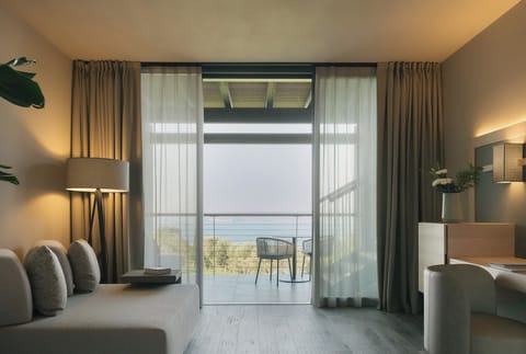 Exclusive Suite, Hot Tub | Premium bedding, down comforters, minibar, in-room safe