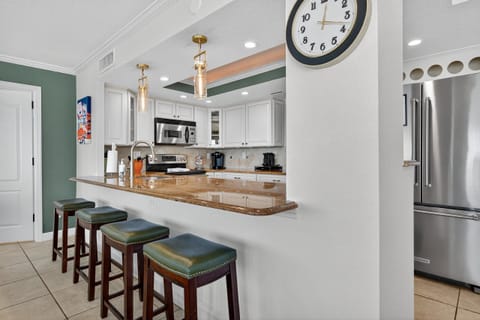 Beautiful kitchen bar area