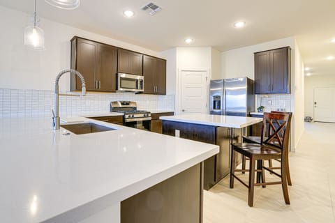 House (5 Bedrooms) | Interior