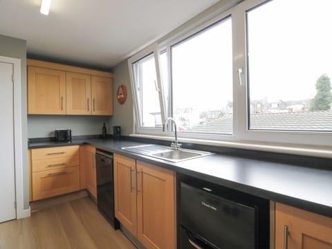 Cottage | Private kitchen | Fridge, dishwasher, electric kettle, toaster