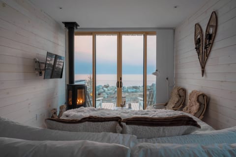 Hypo-allergenic bedding available, WiFi (free), bed sheets