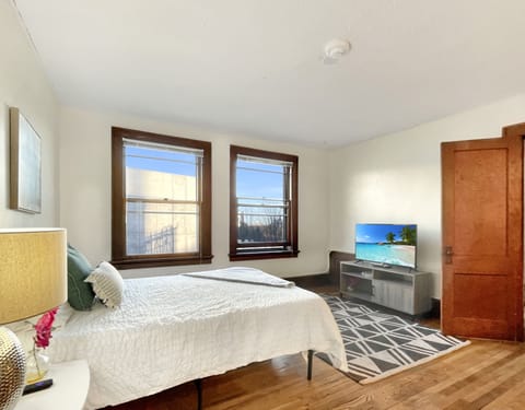 HUGE studio apt downtown DSM