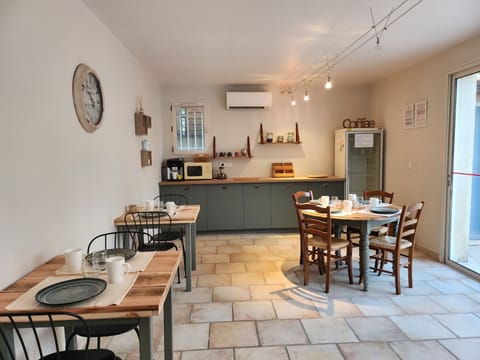 81-cm flat-screen TV with digital channels