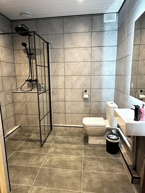 Iron/ironing board, bed sheets