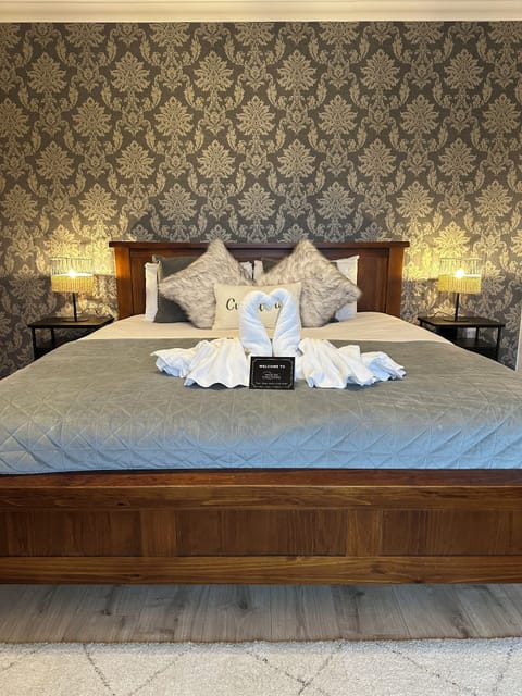 Traditional Double Room, 1 King Bed, Ensuite | Iron/ironing board, bed sheets