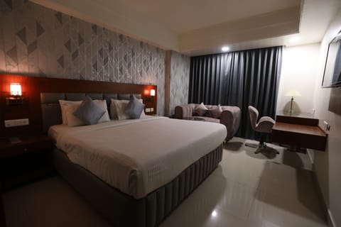 Superior Double Room | Desk, soundproofing, iron/ironing board, free WiFi