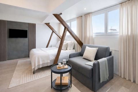 Charming living room ambiance with a mix of comfort and style